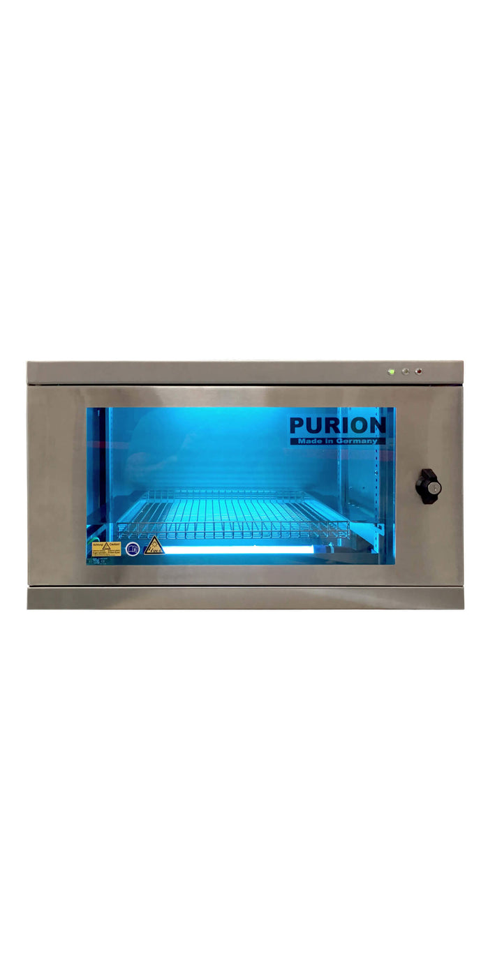 Ein PURION UVC Box Medium V2A Ultra-Schrank mit blauem Licht darin, konzipiert für Desinfektion und Hygiene.