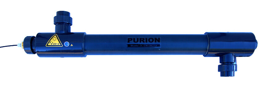 Egy kék PURION 2501 PVC-U Basic vízszivattyú a „buron” szóval, sós vizes medencékben való használatra tervezve, UV-C fertőtlenítési eljárás technológiával.