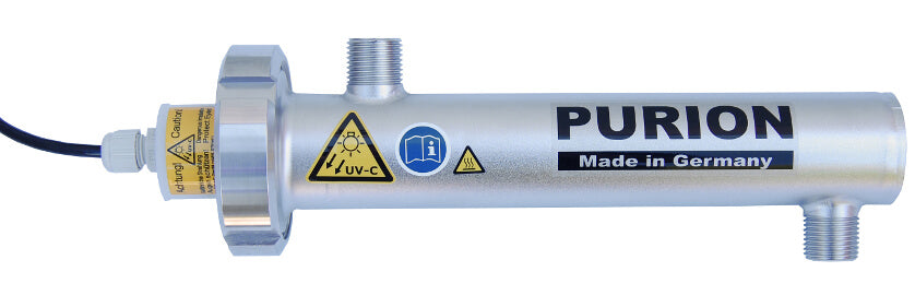 Auf weißem Hintergrund ist der PURION 400 110 - 240 V AC Basic abgebildet, ein Produkt der PURION GmbH, ausgestattet mit einer UV-C-Lampe. Es sorgt für die Produktion von entkeimtem Trinkwasser.