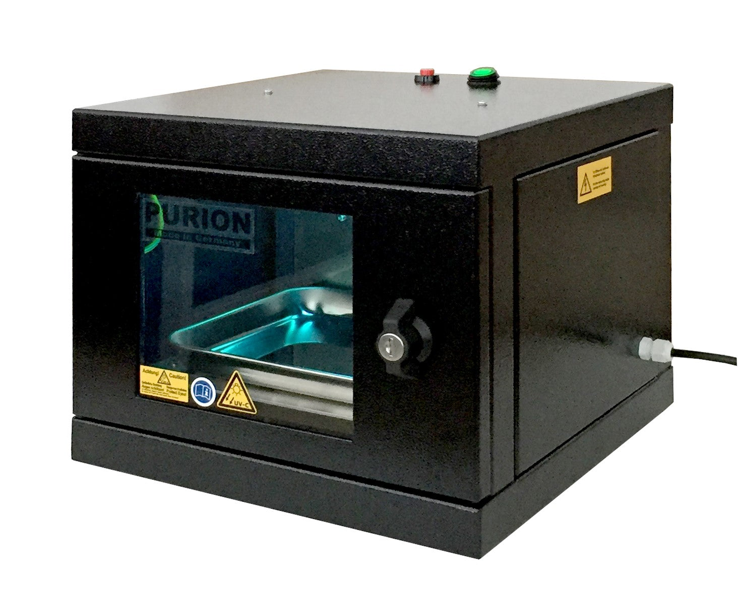 Eine PURION UVC Box Small Basic zur Desinfektion von Gegenständen zur Beseitigung von Keimen. Die Box verfügt über ein blaues Licht. (Markenname: PURION GmbH)